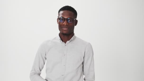 Hombre Afroamericano Positivo Está Mirando Cámara Con Camisa Blanca Pie — Vídeos de Stock