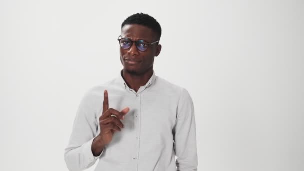 Ένας Σοβαρός Αφροαμερικάνος Δείχνει Αρνητική Χειρονομία Στέκεται Απομονωμένος Πάνω Από — Αρχείο Βίντεο