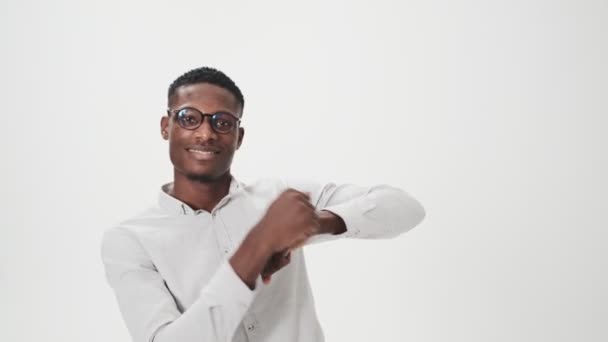 Ένας Ευτυχισμένος Αφροαμερικάνος Που Φοράει Γυαλιά Χορεύει Απομονωμένος Λευκό Φόντο — Αρχείο Βίντεο