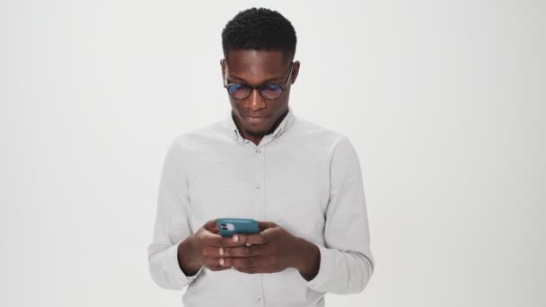 Hombre Afroamericano Enfocado Con Gafas Está Usando Teléfono Inteligente Pie — Vídeos de Stock
