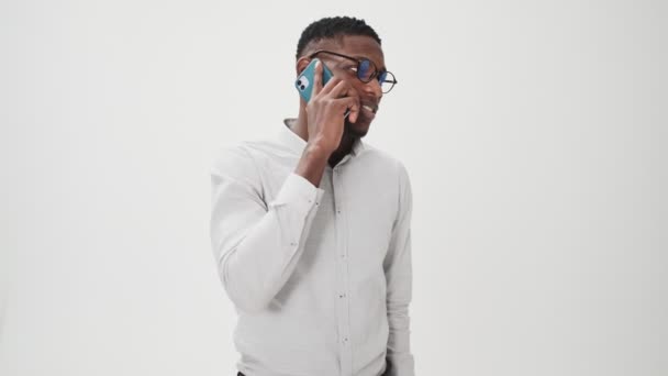 Stilig Afrikansk Amerikansk Man Bär Glasögon Talar Sin Smartphone Stående — Stockvideo