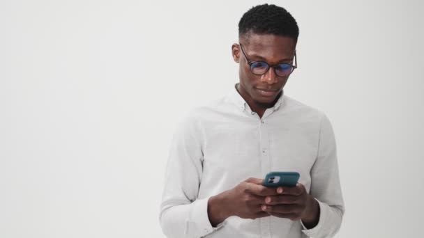Hombre Afroamericano Concentrado Con Gafas Está Usando Teléfono Inteligente Pie — Vídeos de Stock