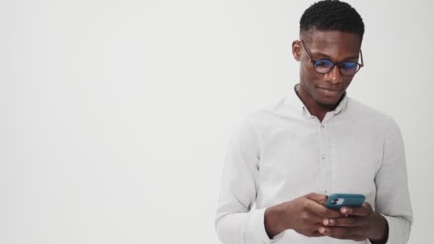 Hombre Afroamericano Satisfecho Con Gafas Está Usando Teléfono Inteligente Pie — Vídeos de Stock