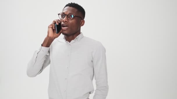 Hombre Afroamericano Serio Con Gafas Está Hablando Teléfono Inteligente Pie — Vídeos de Stock