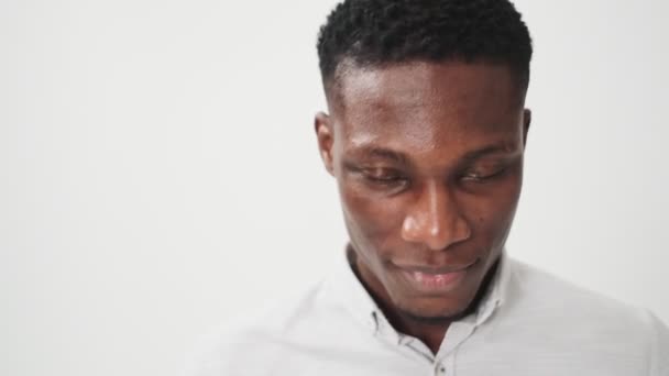 Eine Nahaufnahme Eines Überraschten Afrikanisch Amerikanischen Mannes Blickt Die Kamera — Stockvideo