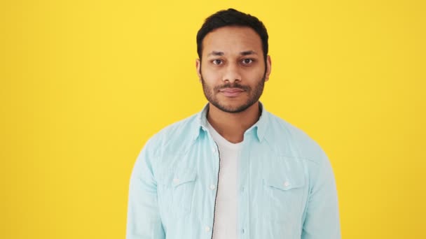 Hombre Indio Sonriente Muestra Signo Paz Aislado Sobre Fondo Amarillo — Vídeo de stock