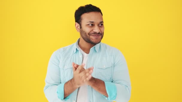 Hombre Indio Sonriente Está Surgiendo Con Una Idea Mientras Asiente — Vídeos de Stock