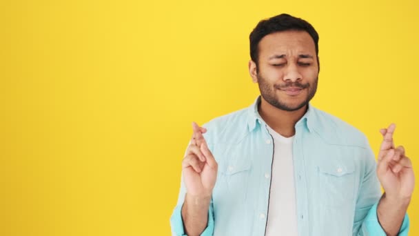 Hombre Indio Feliz Está Pidiendo Deseo Mientras Cruza Sus Dedos — Vídeos de Stock