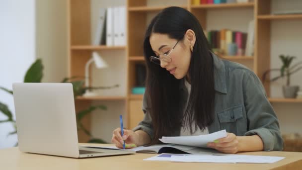 Eine Attraktive Junge Asiatische Koreanerin Schreibt Etwas Das Mit Papierdokumenten — Stockvideo