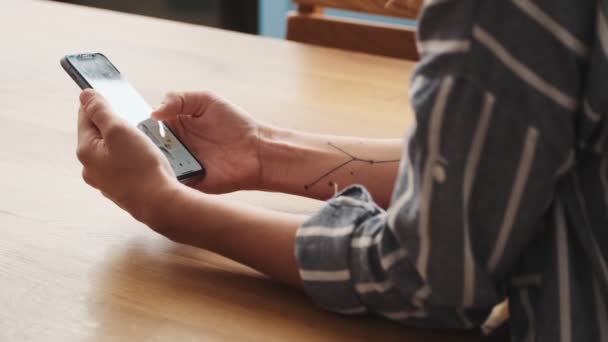 Beskuren Ung Tatuerad Kvinna Använder Sin Smartphone Sitter Vid Bordet — Stockvideo