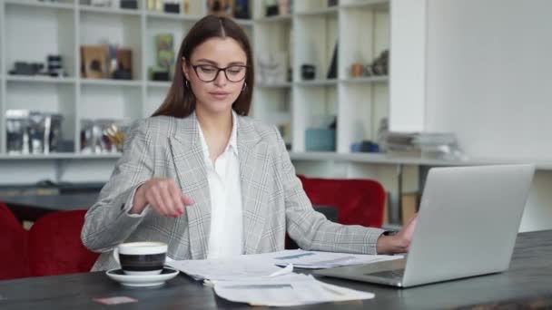 Une Jeune Femme Affaires Concentrée Portant Des Lunettes Travaille Avec — Video