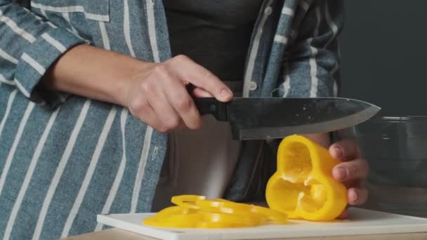 Обрізаний Вигляд Молодої Жінки Ріже Жовтий Перець Кухні Вдома — стокове відео