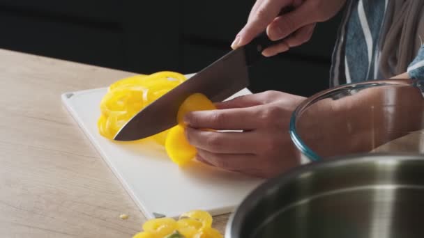Θέα Μιας Νεαρής Γυναίκας Κόβει Κίτρινο Πιπέρι Ένα Μαχαίρι Στην — Αρχείο Βίντεο