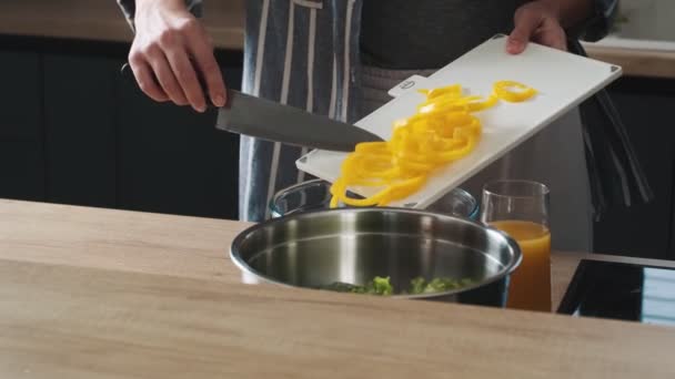 Een Cropped View Van Een Jonge Vrouw Kookt Salade Keuken — Stockvideo