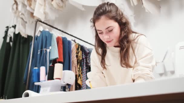 Una Vista Cerca Recortada Una Joven Costurera Enfocada Está Midiendo — Vídeo de stock