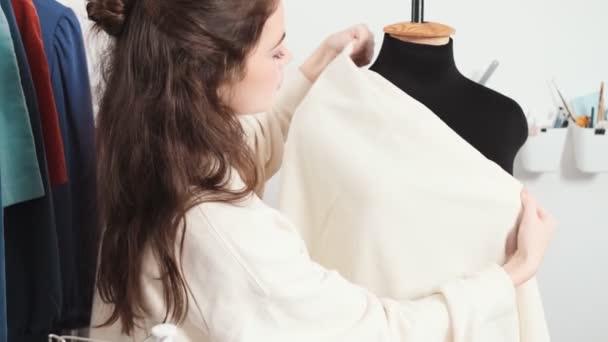 Een Mooie Jonge Vrouw Naaister Werkt Met Een Textiel Dummy — Stockvideo