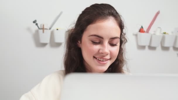 Een Glimlachende Jonge Vrouw Naaister Met Behulp Van Haar Laptop — Stockvideo