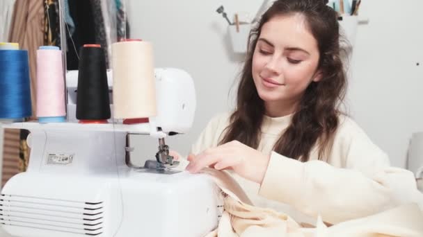 Een Gelukkige Jonge Vrouw Naaister Werkt Met Een Naaimachine Ontwerpstudio — Stockvideo