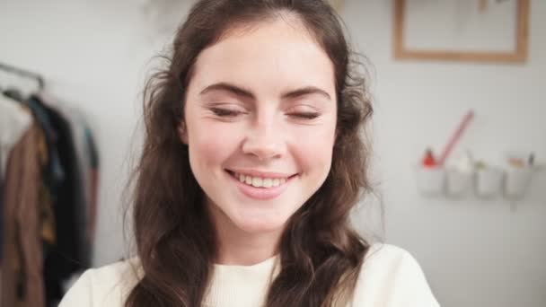 Een Mooie Jonge Vrouw Naaister Poseert Voor Camera Ontwerpstudio — Stockvideo