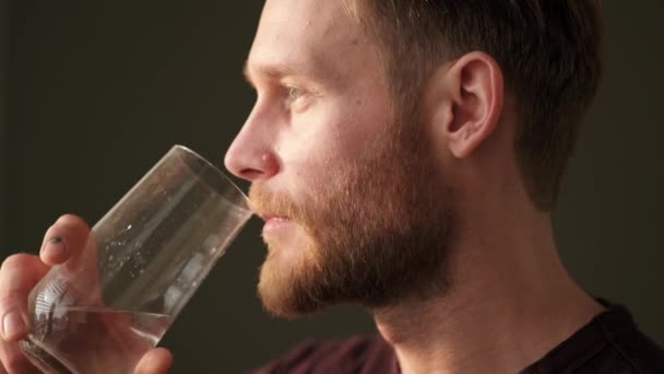 Närbild Nöjd Man Dricker Färskvatten När Han Står Köket Hemma — Stockvideo