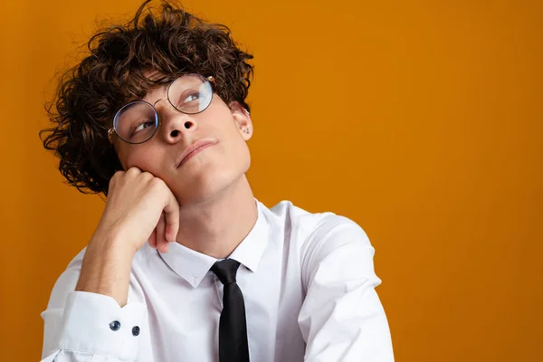 Estudiante Joven Pensativo Con Gafas Aisladas Sobre Fondo Amarillo —  Fotos de Stock