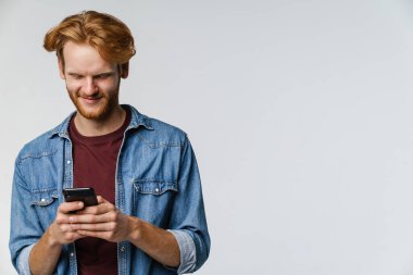 Beyaz arka planda izole edilmiş cep telefonu kullanırken gülümseyen neşeli beyaz saçlı adam.