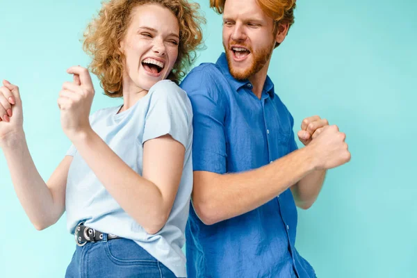 Junge Fröhliche Rotschopf Paar Lachen Und Tanzen Zusammen Isoliert Vor — Stockfoto