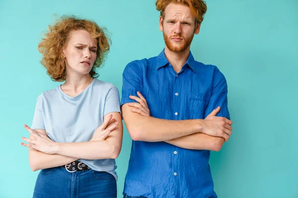 Junges Unzufriedenes Rotschopf Paar Posiert Mit Verschränkten Armen Vor Blauem — Stockfoto