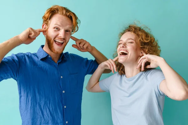 Junges Glückliches Rothaariges Paar Lacht Und Stopft Seine Ohren Isoliert — Stockfoto