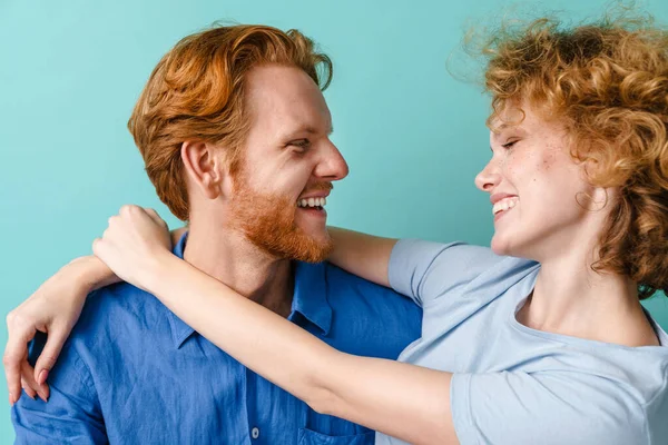 Junge Glückliche Rothaarige Paar Umarmt Und Sieht Einander Isoliert Über — Stockfoto