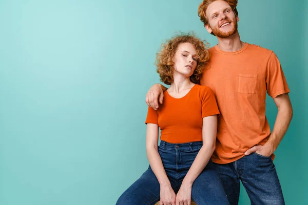 Junge Glückliche Rothaarige Paar Lächelt Und Umarmt Die Kamera Isoliert — Stockfoto