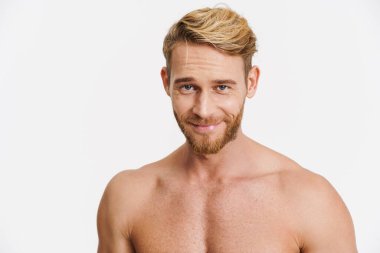 Beyaz arka planda izole edilmiş kameraya gülümseyen beyaz gömleksiz mutlu bir adam.