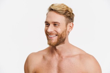 Beyaz arka planda izole edilmiş kameraya gülümseyen beyaz gömleksiz mutlu bir adam.