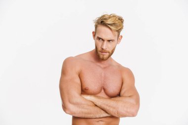Beyaz arka planda kolları çapraz duran yakışıklı, beyaz gömleksiz adam.
