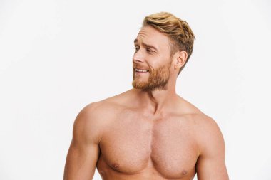 Beyaz arka planda izole edilmiş kameraya gülümseyen beyaz gömleksiz mutlu bir adam.