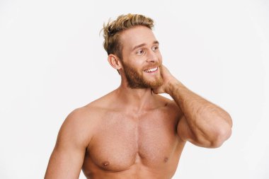 Beyaz arka planda izole edilmiş kameraya gülümseyen beyaz gömleksiz mutlu bir adam.
