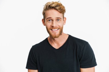 Beyaz arka planda izole edilmiş kameraya poz veren ve gülümseyen mutlu beyaz adam.