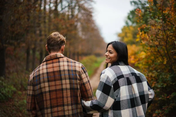 Beautiful Happy Couple Smiling Hugging While Strolling Autumn Forest — Stock Photo, Image