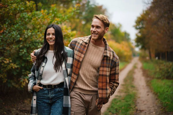 Beautiful Happy Couple Smiling Hugging While Strolling Autumn Forest — Stock Photo, Image