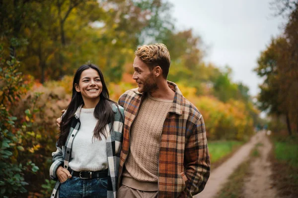 Beautiful Happy Couple Smiling Hugging While Strolling Autumn Forest — Stock Photo, Image