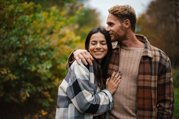 Beautiful Happy Couple Smiling Hugging While Strolling Autumn Forest — Stock Photo, Image