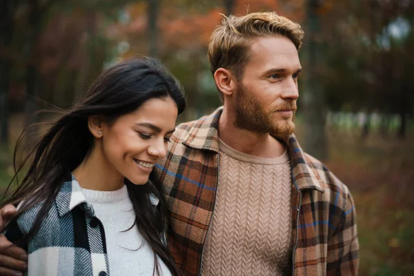 Beautiful Happy Couple Smiling Hugging While Strolling Autumn Forest — Stock Photo, Image