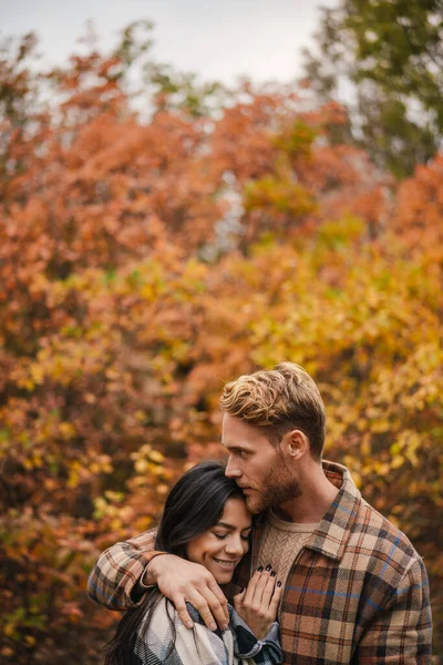 Beautiful Happy Romantic Couple Hugging While Strolling Autumn Forest — Stock Photo, Image