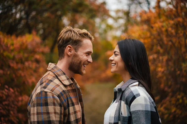 Beautiful Happy Couple Smiling Looking Each Other While Strolling Autumn — Stock Photo, Image