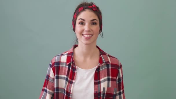 Hymyilevä Positiivinen Nuori Nainen Kutsuu Katsojaa Tulemaan Seisomaan Eristyksissä Vihreällä — kuvapankkivideo