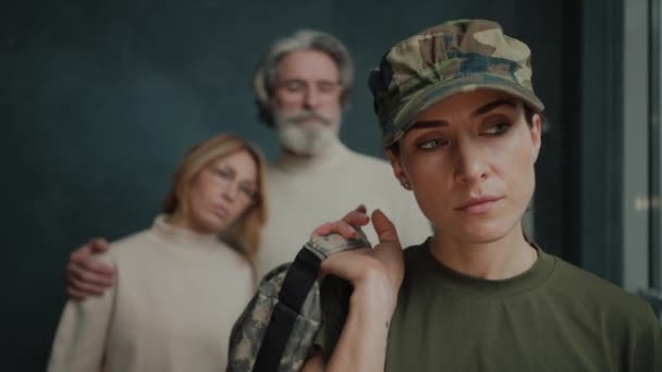 Uma Jovem Mulher Pensando Vestindo Uniforme Militar Está Olhando Para — Vídeo de Stock