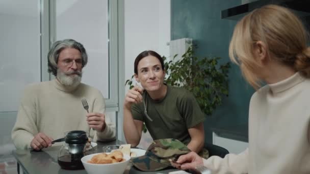 Una Joven Positiva Con Uniforme Militar Está Cenando Con Familia — Vídeos de Stock