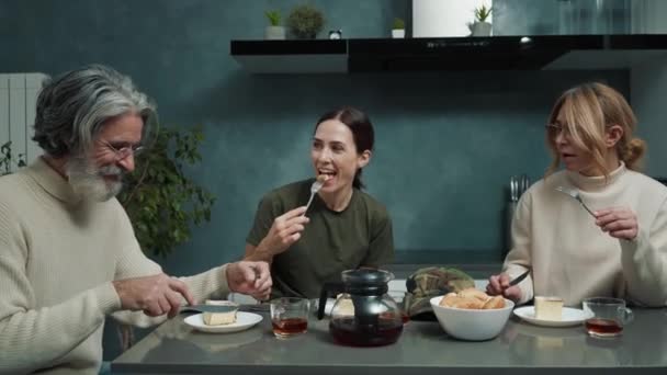 Una Joven Feliz Vistiendo Uniforme Militar Está Hablando Con Familia — Vídeos de Stock