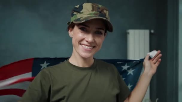 Usmívající Mladá Žena Vojenské Uniformě Drží Americkou Vlajku — Stock video