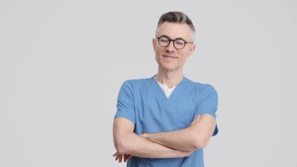 Médico Sonriente Vistiendo Uniforme Está Mirando Cámara — Vídeos de Stock